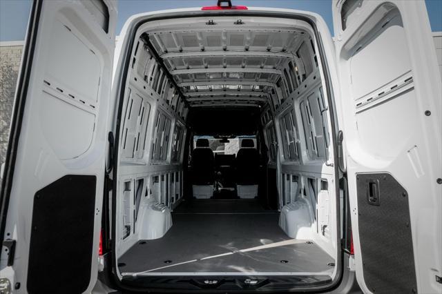 Photo of 2025 Arctic White Mercedes-Benz Sprinter 2500