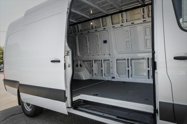 Photo of 2025 Arctic White Mercedes-Benz Sprinter 2500