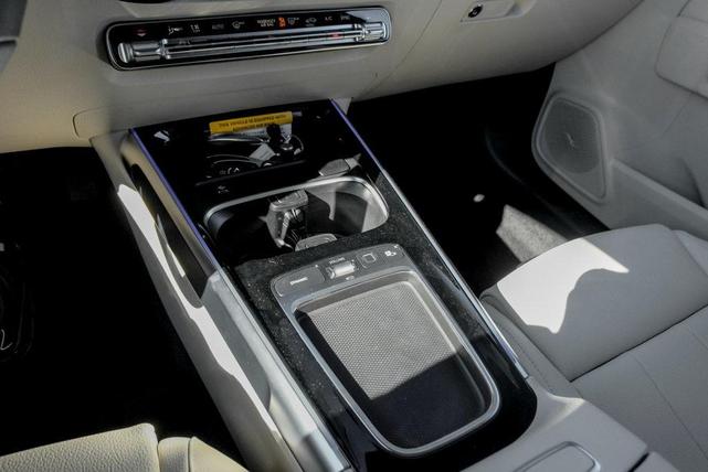 Photo of 2025 Polar White Mercedes-Benz GLB 250