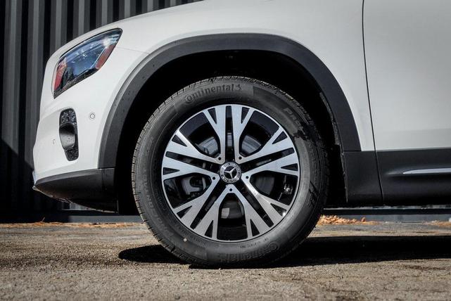 Photo of 2025 Polar White Mercedes-Benz GLB 250