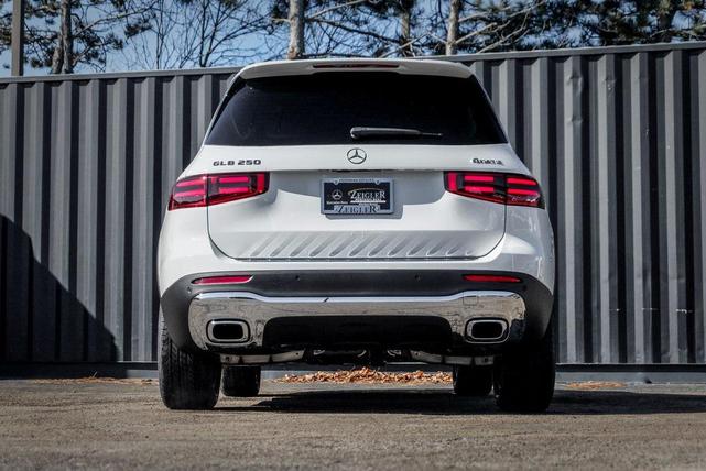 Photo of 2025 Polar White Mercedes-Benz GLB 250
