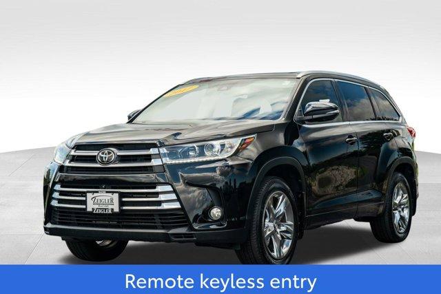 Photo of 2017 Midnight Black Metallic Toyota Highlander