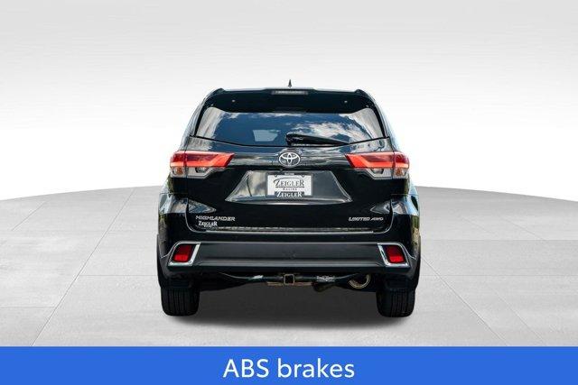 Photo of 2017 Midnight Black Metallic Toyota Highlander