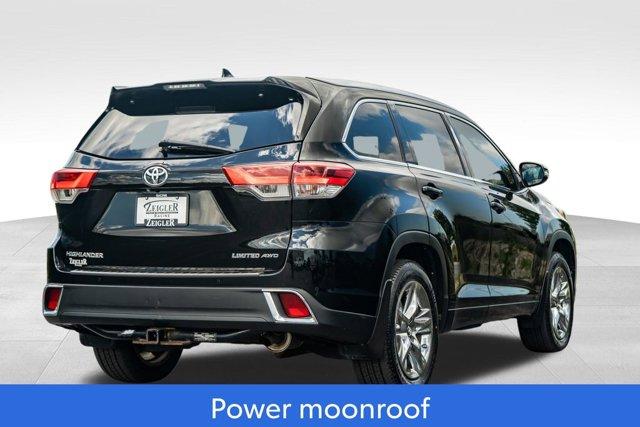 Photo of 2017 Midnight Black Metallic Toyota Highlander
