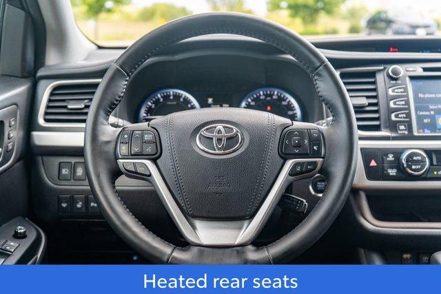 Photo of 2017 Midnight Black Metallic Toyota Highlander