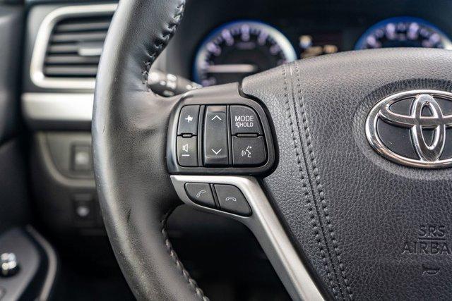 Photo of 2017 Midnight Black Metallic Toyota Highlander