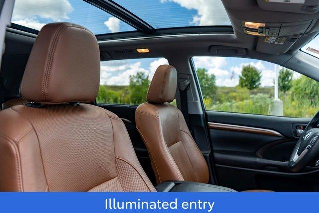 Photo of 2017 Midnight Black Metallic Toyota Highlander