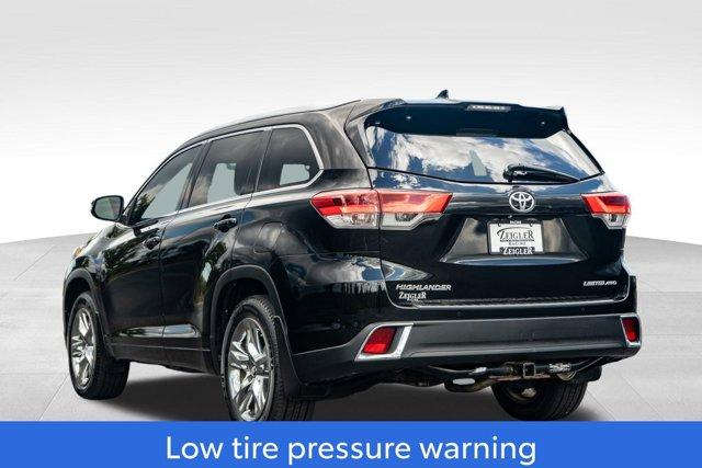 Photo of 2017 Midnight Black Metallic Toyota Highlander