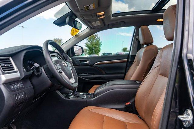 Photo of 2017 Midnight Black Metallic Toyota Highlander
