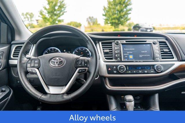 Photo of 2017 Midnight Black Metallic Toyota Highlander