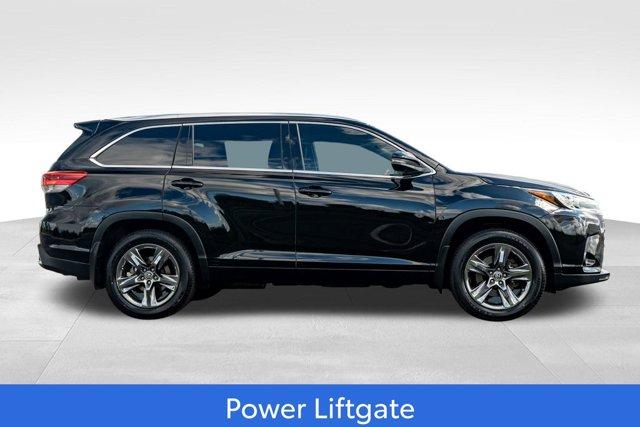 Photo of 2017 Midnight Black Metallic Toyota Highlander