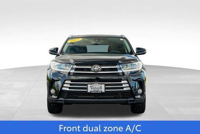 Photo of 2017 Midnight Black Metallic Toyota Highlander