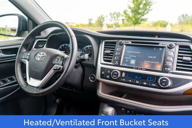 Photo of 2017 Midnight Black Metallic Toyota Highlander