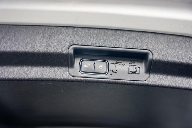Photo of 2022 Oxford White Ford Explorer