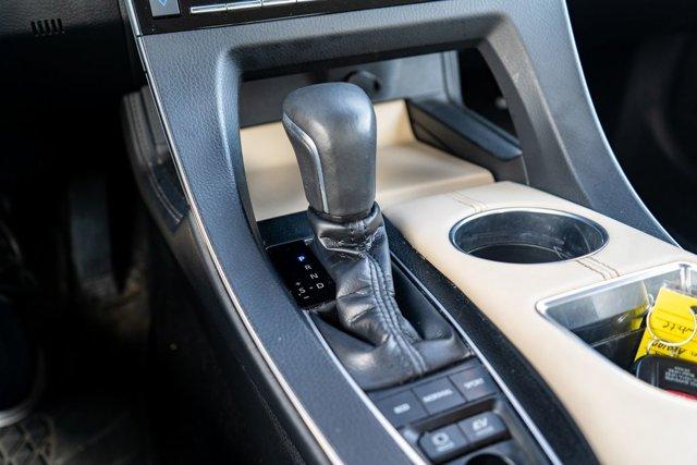 Photo of 2019 Pearl Toyota Avalon Hybrid