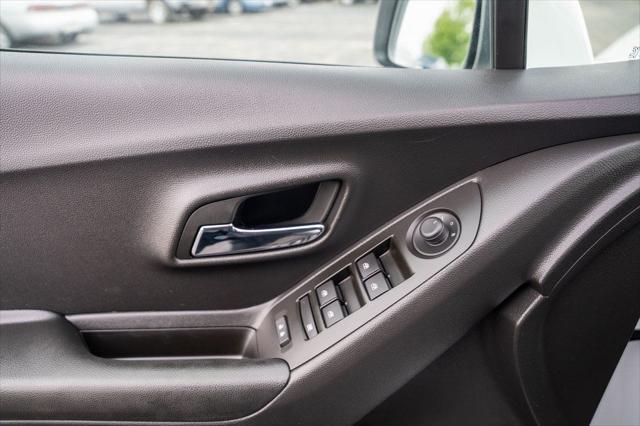 Photo of 2022 Summit White Chevrolet Trax