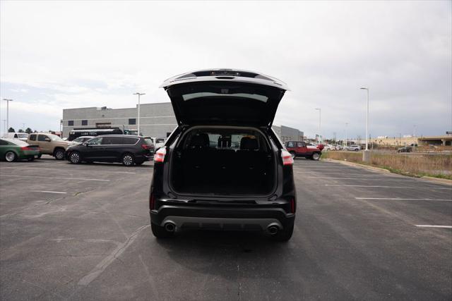 Photo of 2022 Black Metallic Ford Edge