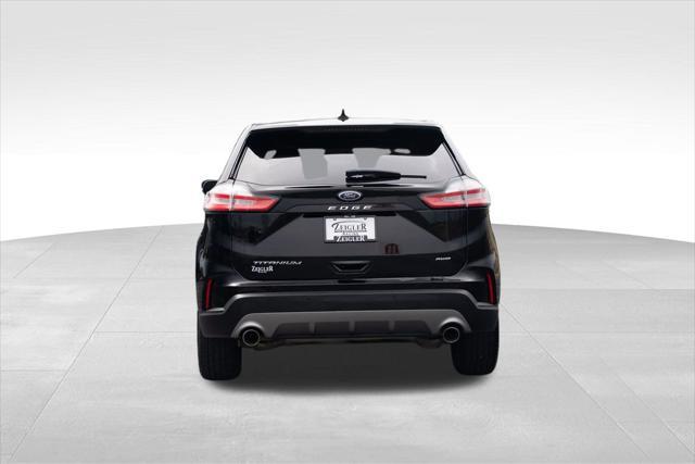 Photo of 2022 Black Metallic Ford Edge