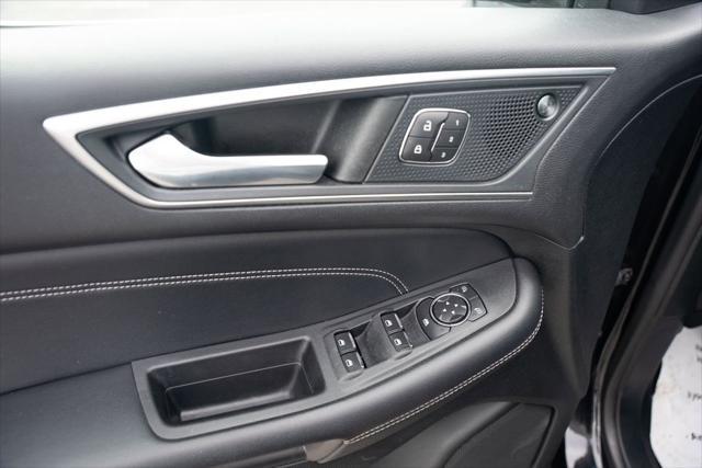 Photo of 2022 Black Metallic Ford Edge