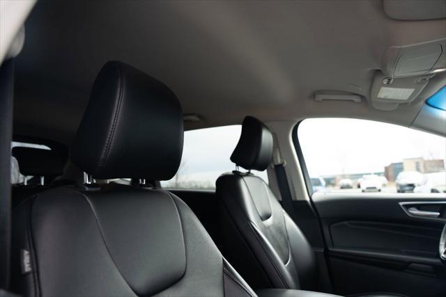 Photo of 2022 Black Metallic Ford Edge