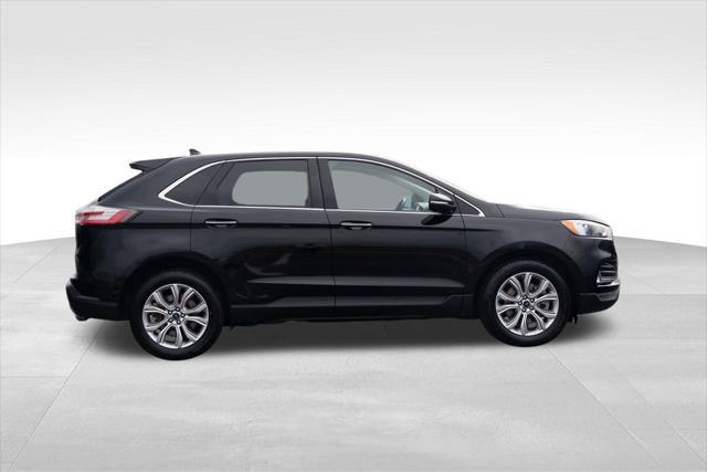 Photo of 2022 Black Metallic Ford Edge