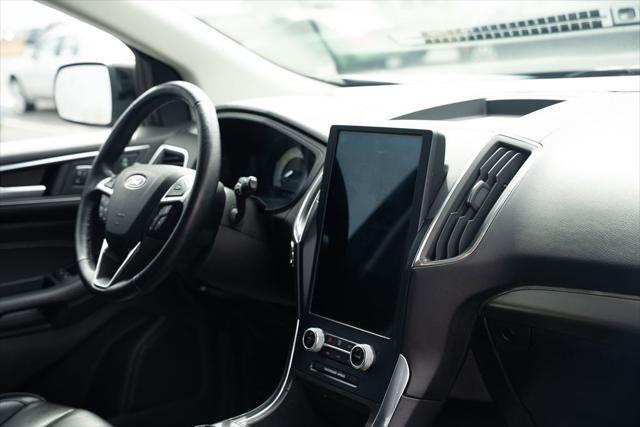 Photo of 2022 Black Metallic Ford Edge