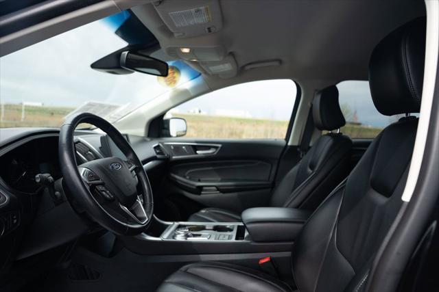 Photo of 2022 Black Metallic Ford Edge