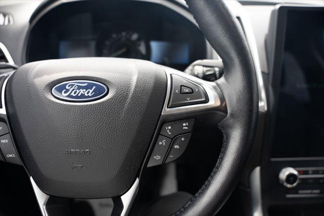 Photo of 2022 Black Metallic Ford Edge