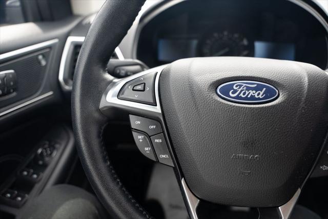 Photo of 2022 Black Metallic Ford Edge