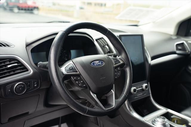 Photo of 2022 Black Metallic Ford Edge