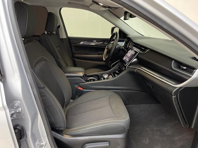 Photo of 2021 Silver Zynith Jeep Grand Cherokee L
