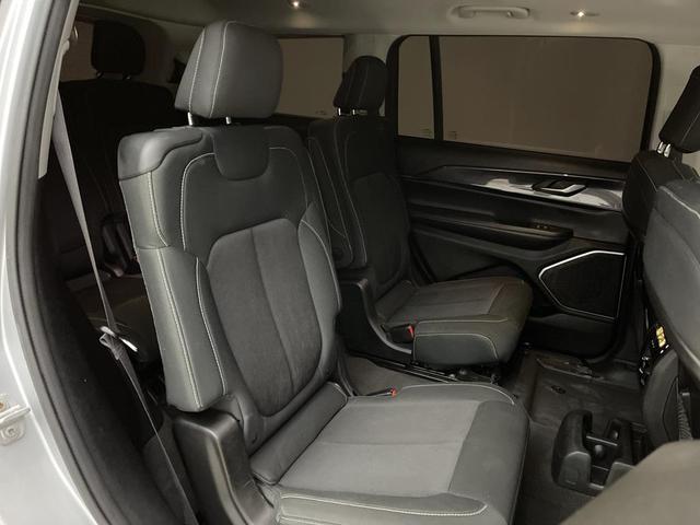 Photo of 2021 Silver Zynith Jeep Grand Cherokee L