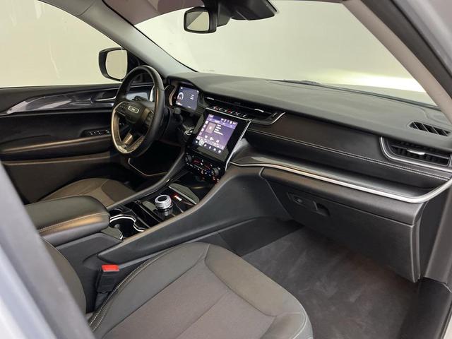 Photo of 2021 Silver Zynith Jeep Grand Cherokee L