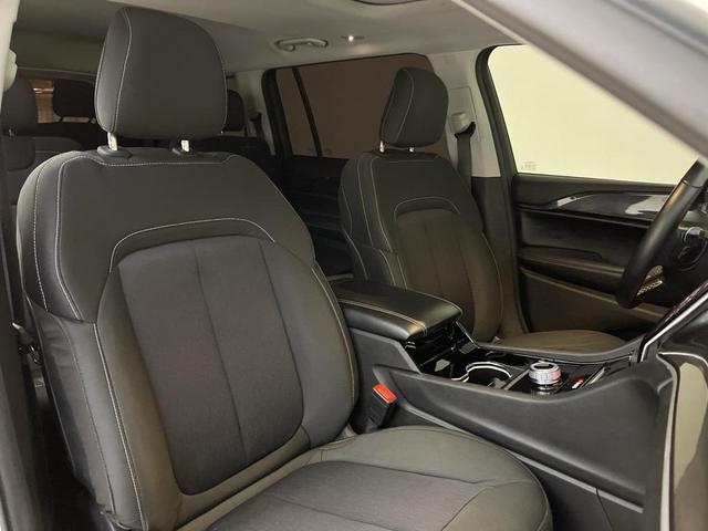 Photo of 2021 Silver Zynith Jeep Grand Cherokee L