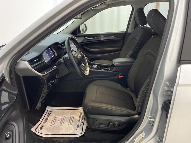 Photo of 2021 Silver Zynith Jeep Grand Cherokee L