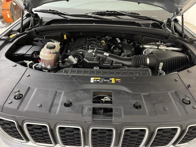 Photo of 2021 Silver Zynith Jeep Grand Cherokee L