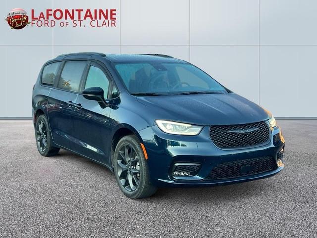Photo of 2023 Fathom Blue Pearlcoat Chrysler Pacifica