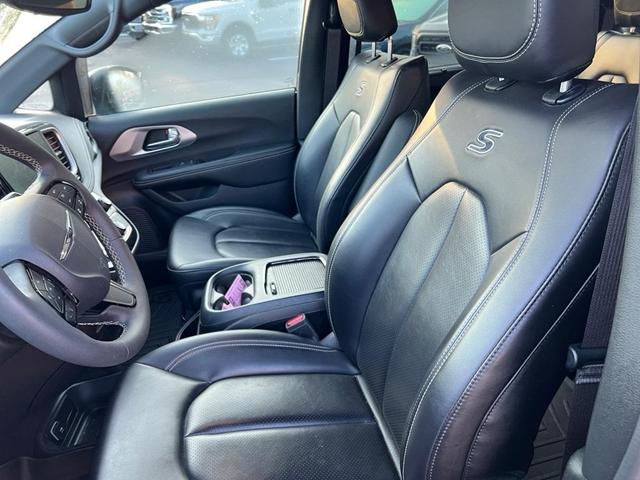 Photo of 2023 Fathom Blue Pearlcoat Chrysler Pacifica