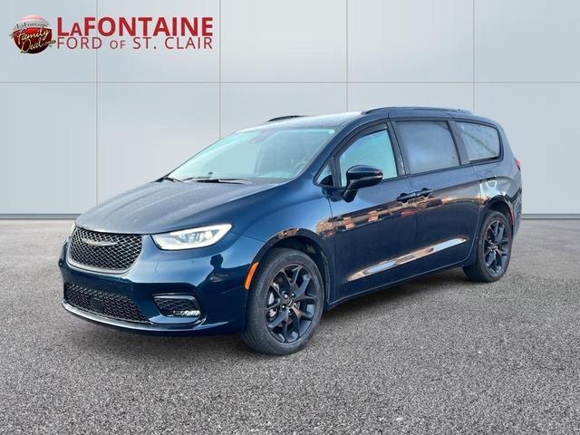Photo of 2023 Fathom Blue Pearlcoat Chrysler Pacifica