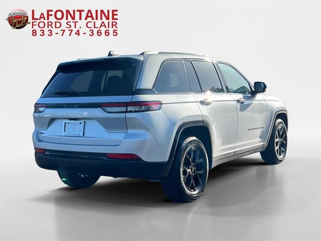 Photo of 2024 Silver Zynith Jeep Grand Cherokee