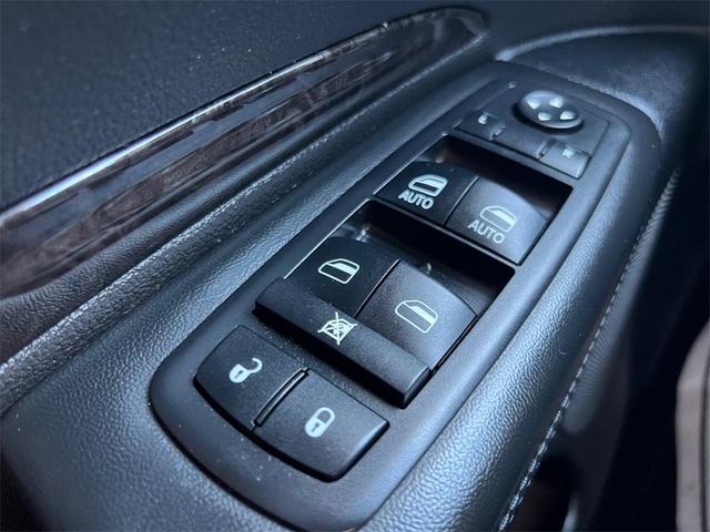 Photo of 2012 Brilliant Black Crystal Pearlcoat Dodge Durango