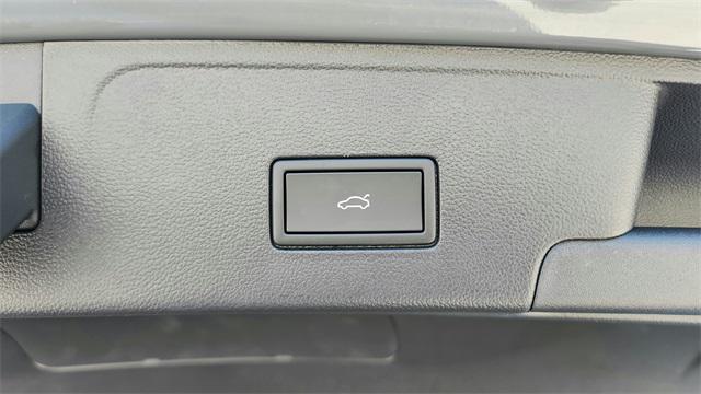 Photo of 2026 pure gray Volkswagen Atlas Cross Sport