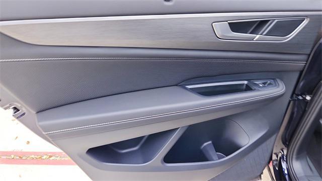 Photo of 2025 Deep Black Pearl Volkswagen Atlas Cross Sport