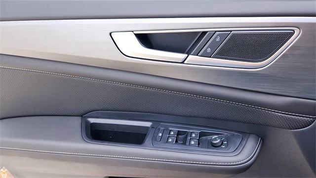 Photo of 2025 Deep Black Pearl Volkswagen Atlas Cross Sport