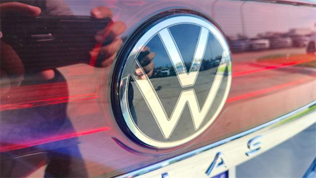 Photo of 2025 Mountain Lake Blue Metallic Volkswagen Atlas