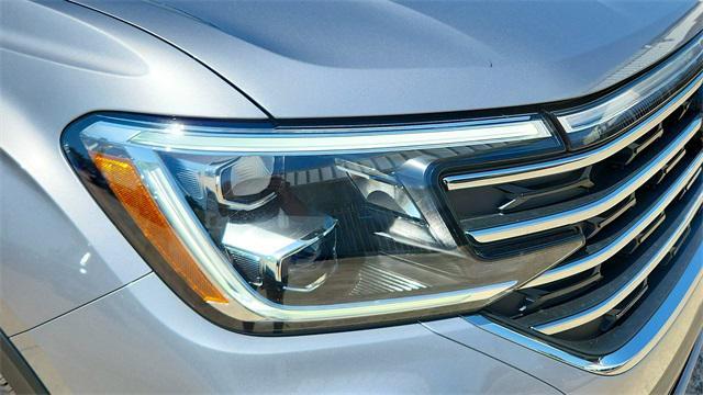 Photo of 2025 Silver Mist Metallic Volkswagen Atlas
