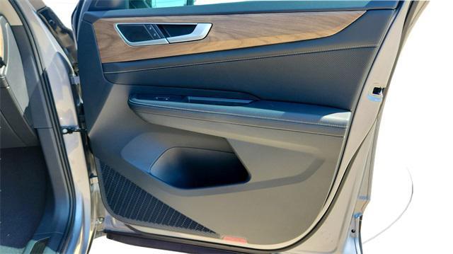 Photo of 2025 Silver Mist Metallic Volkswagen Atlas