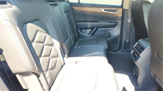 Photo of 2025 Silver Mist Metallic Volkswagen Atlas