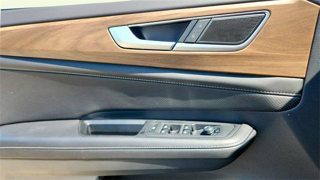 Photo of 2025 Silver Mist Metallic Volkswagen Atlas