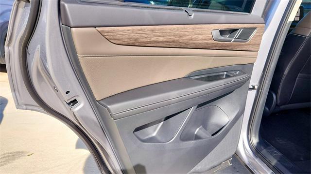 Photo of 2025 Silver Mist Metallic Volkswagen Atlas